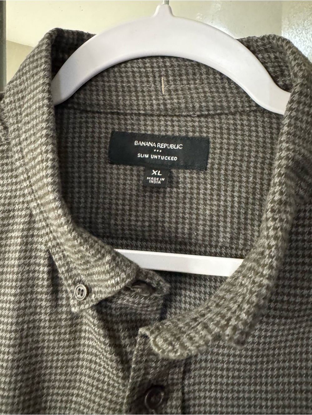 Banana Republic Slim Untucked Men’s Button-Down Shirt in Taupe Houndstooth